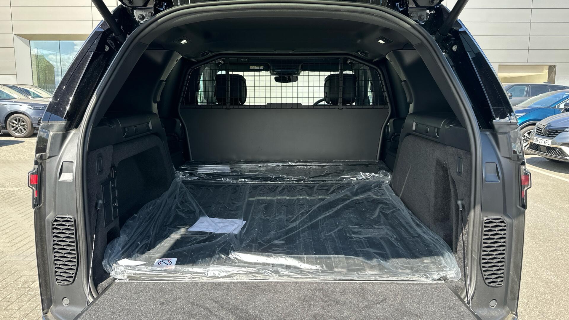 Land Rover Discovery view 15