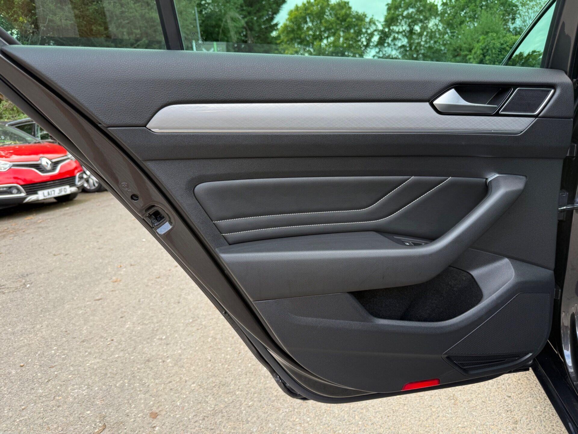 Volkswagen Passat view 27