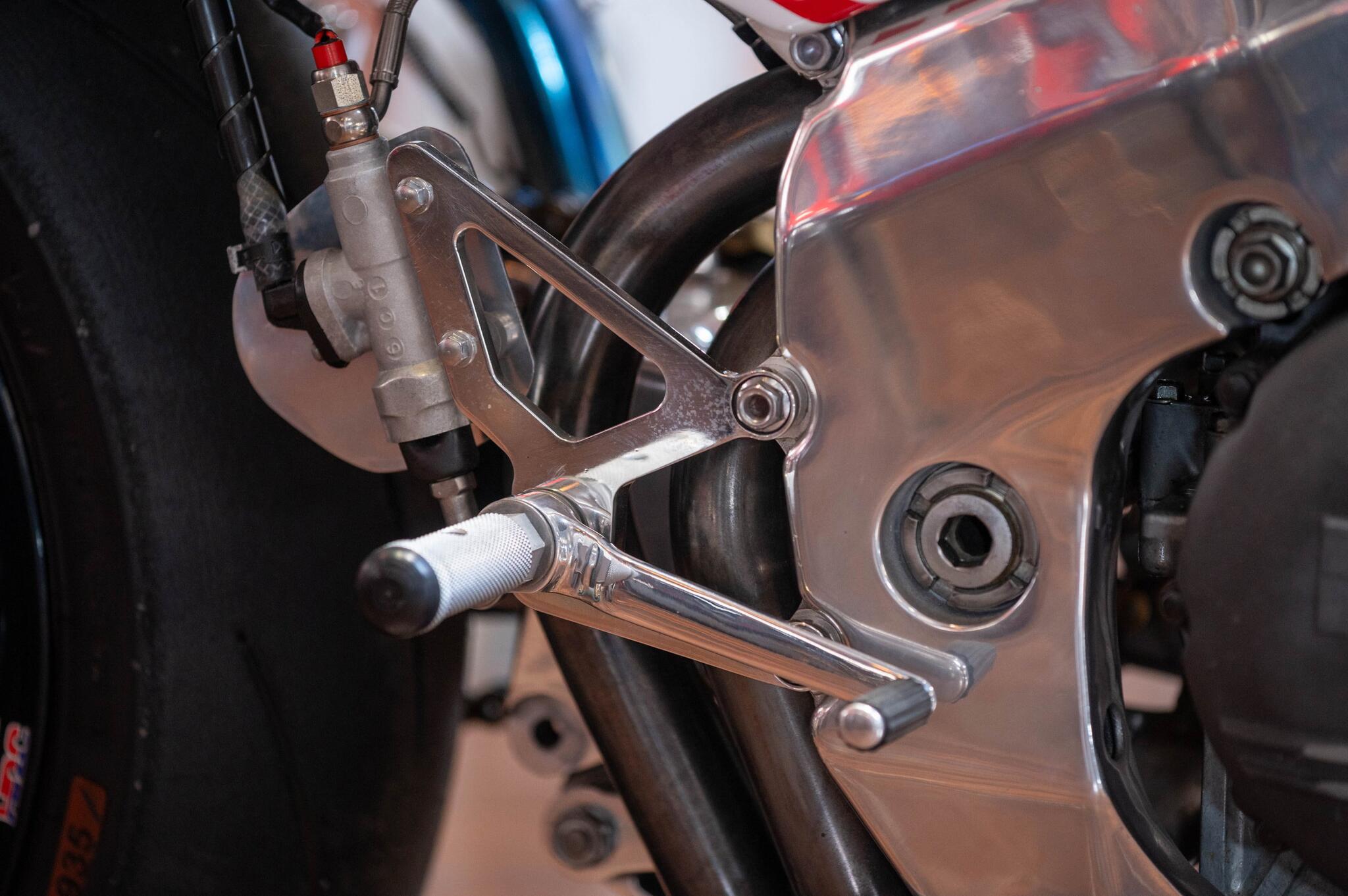 Honda RVF750 view 6