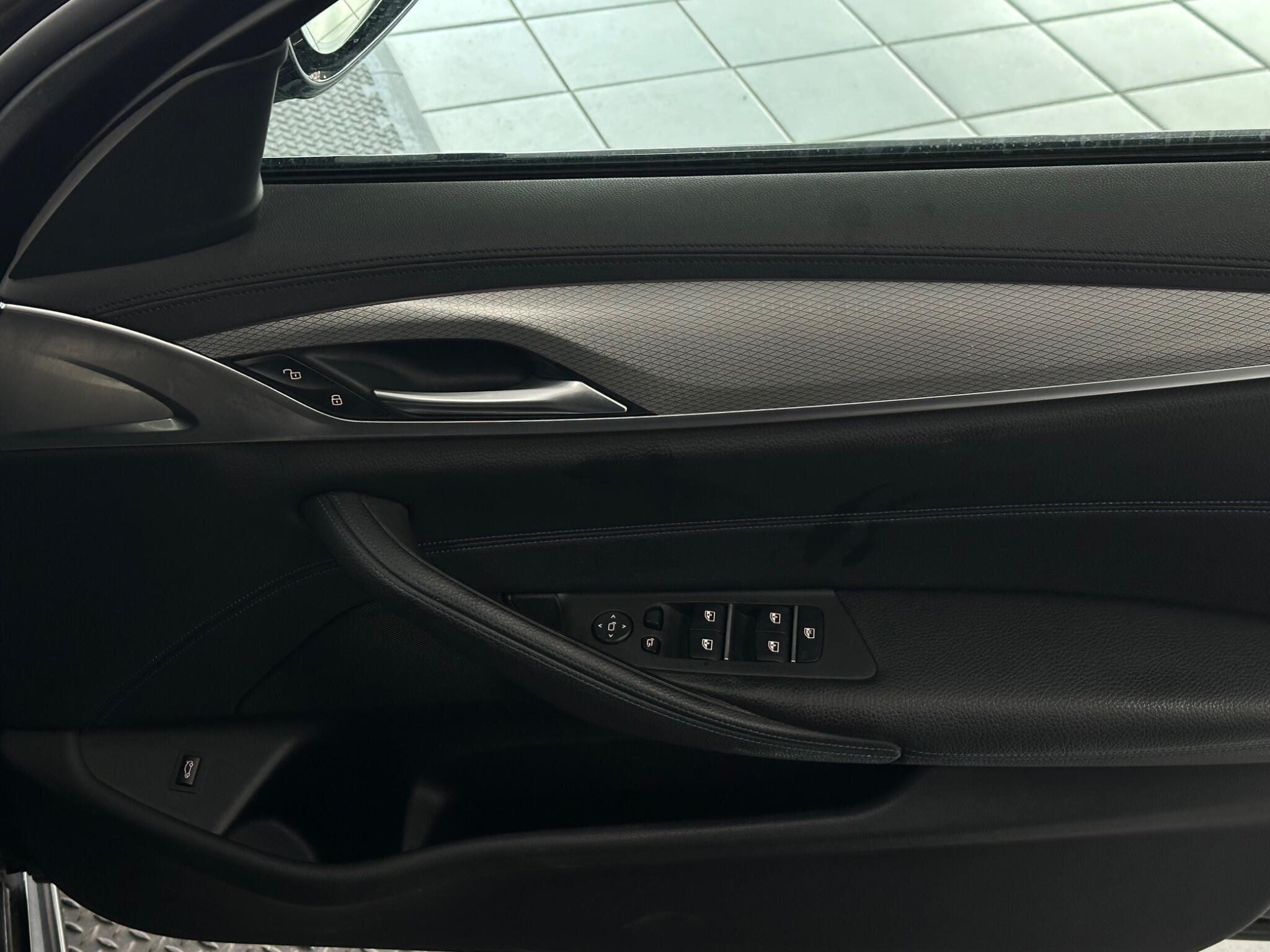 BMW 5 Series view 19