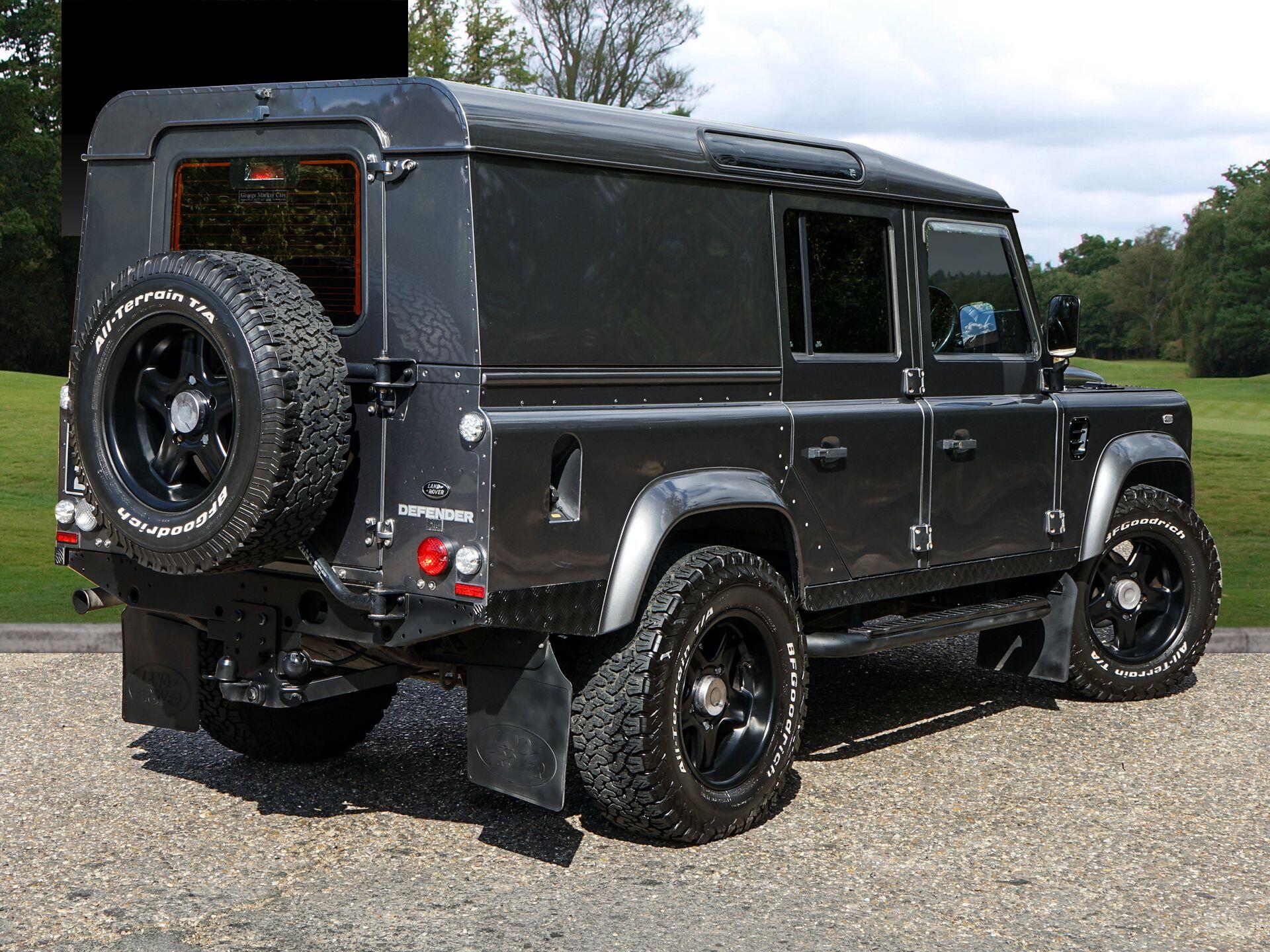 Land Rover Defender 110 view 4