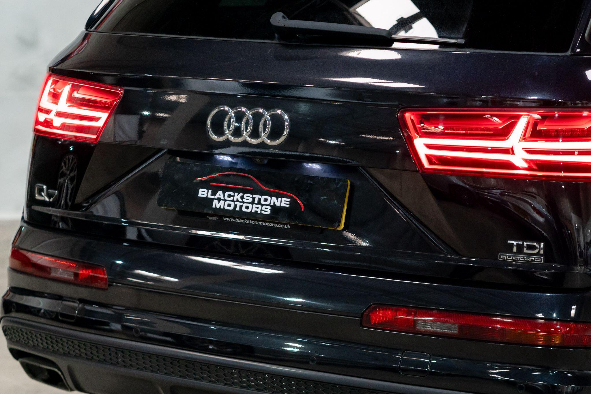 Audi Q7 view 42