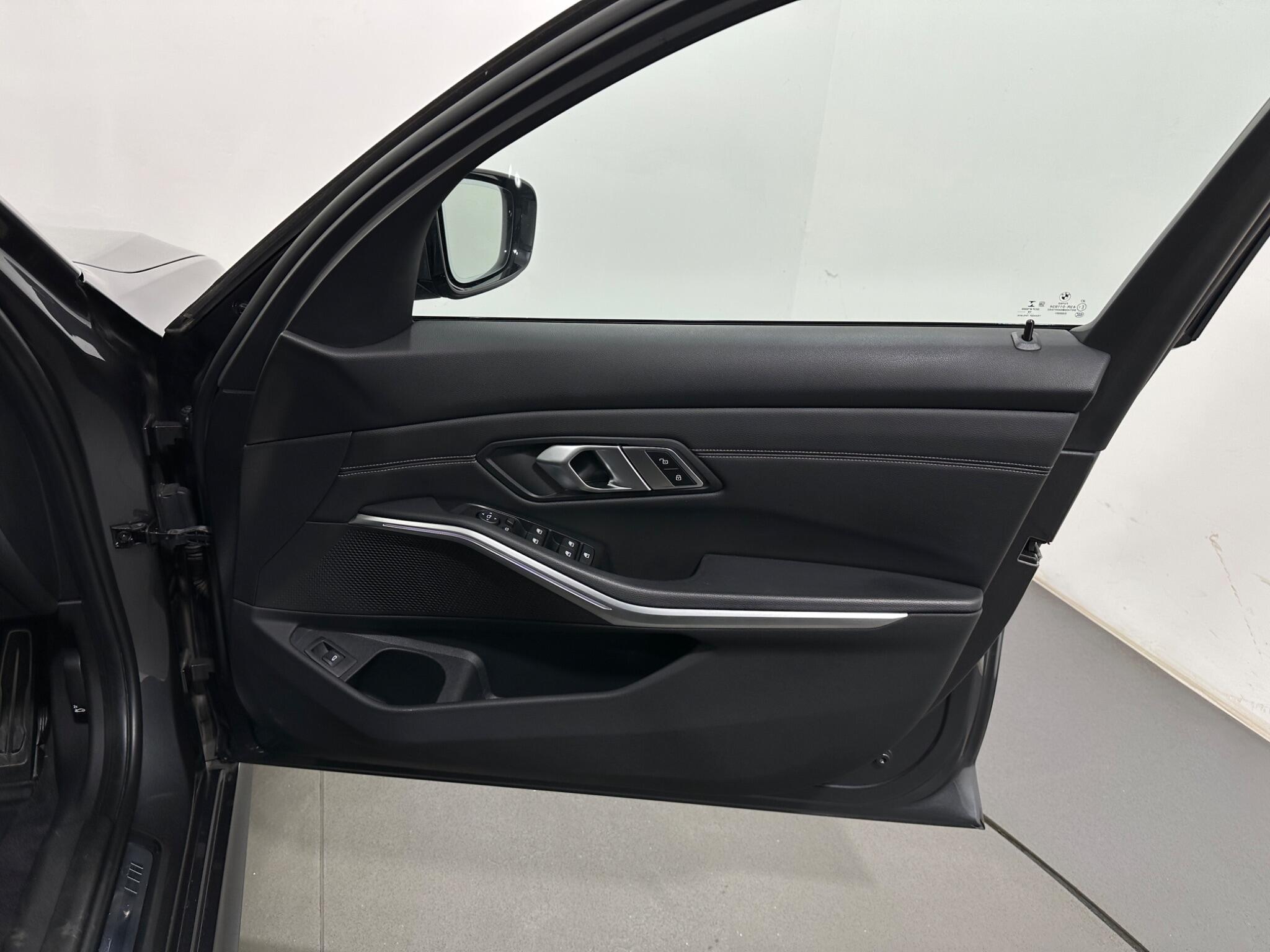 BMW 3 Series view 36