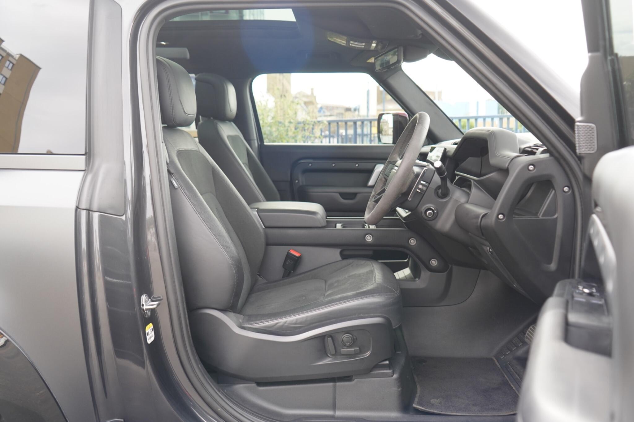 Land Rover Defender 90 view 19