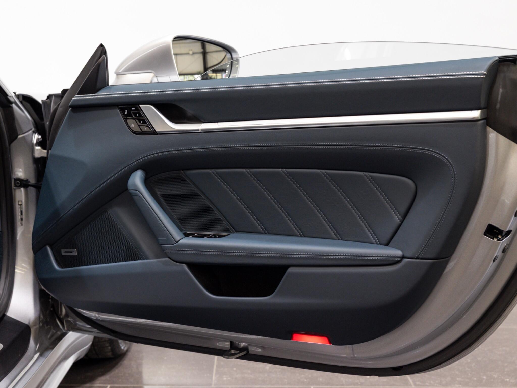 Porsche 911 view 32