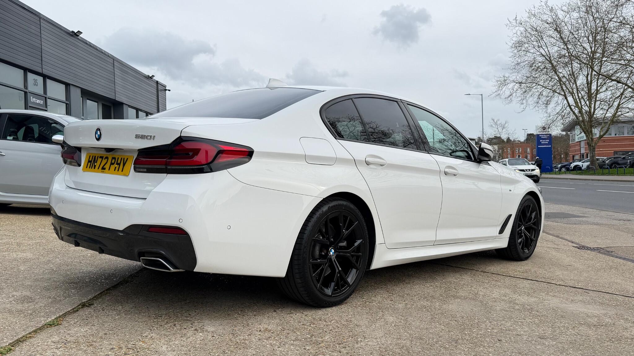 BMW 5 Series view 20