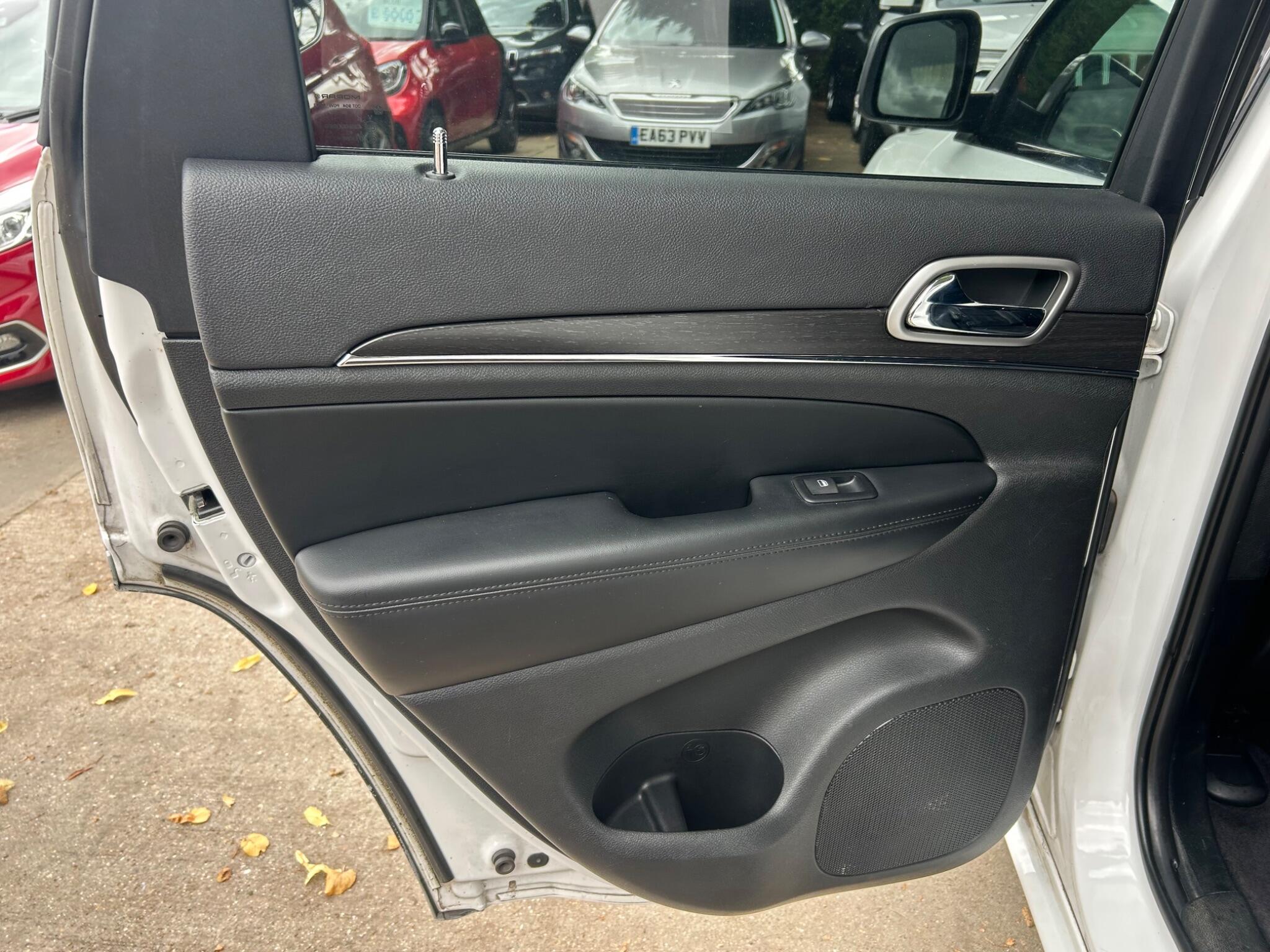 Jeep Grand Cherokee view 34