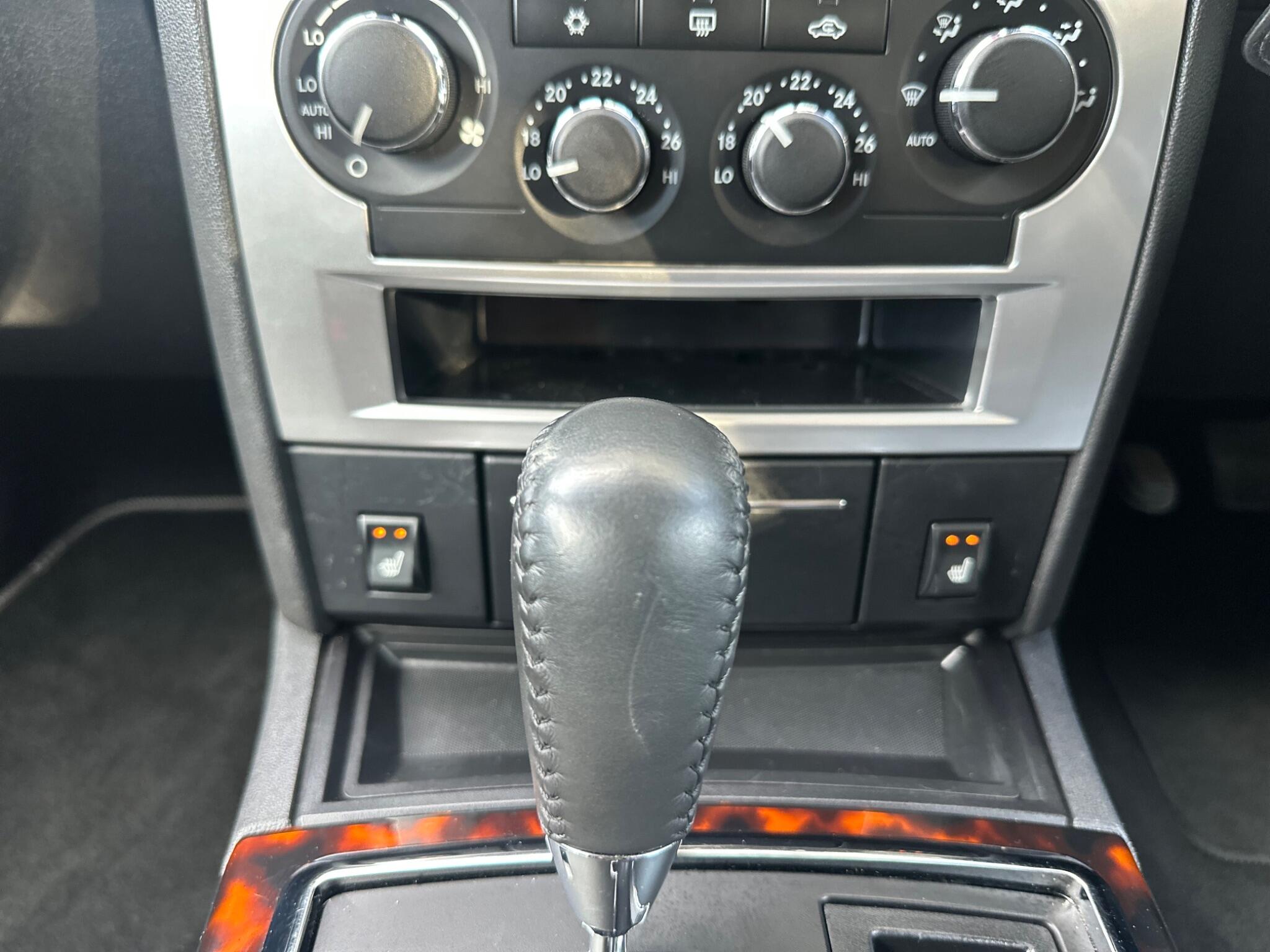 2008 Chrysler 300C image 30