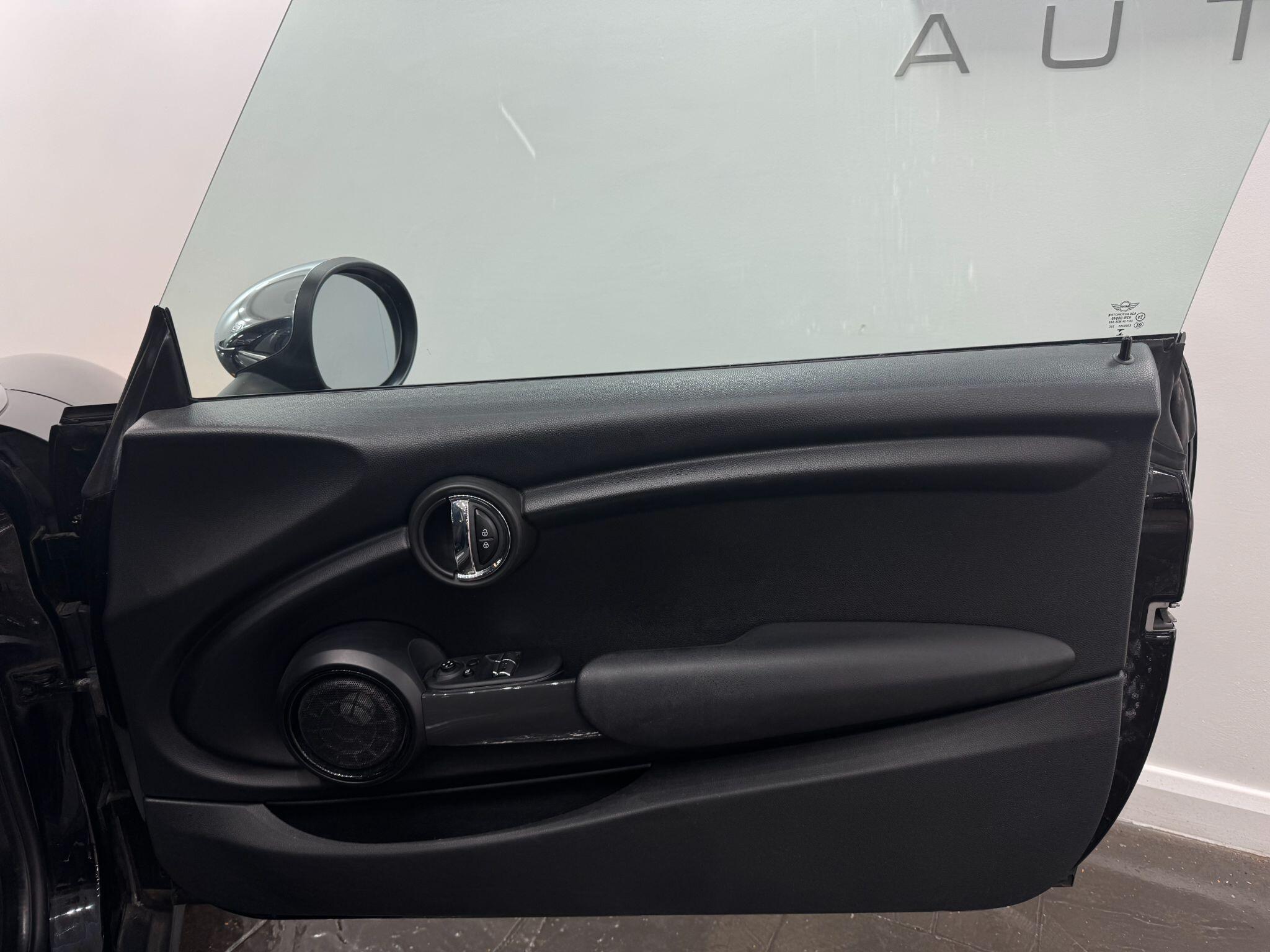 Mini Hatch view 11