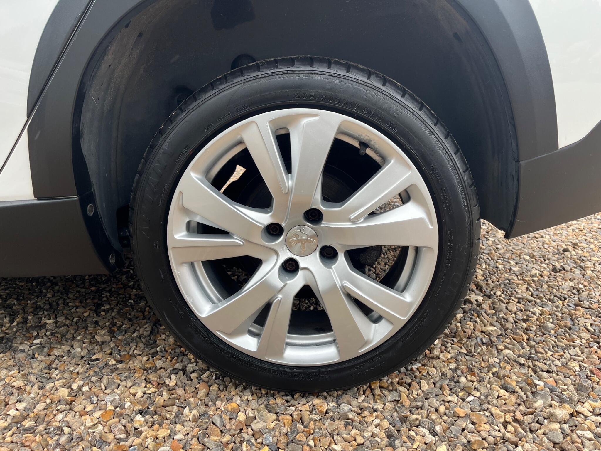 Peugeot 2008 view 8