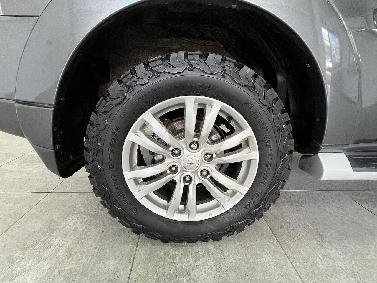 Mitsubishi Shogun view 19