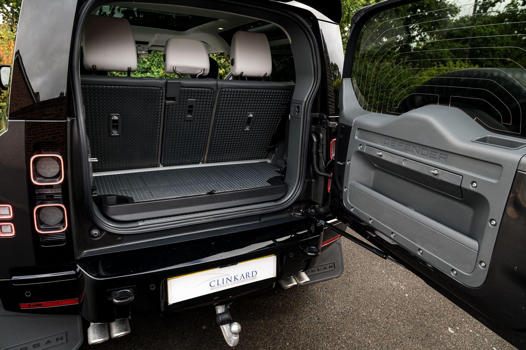 Land Rover Defender 90 view 32