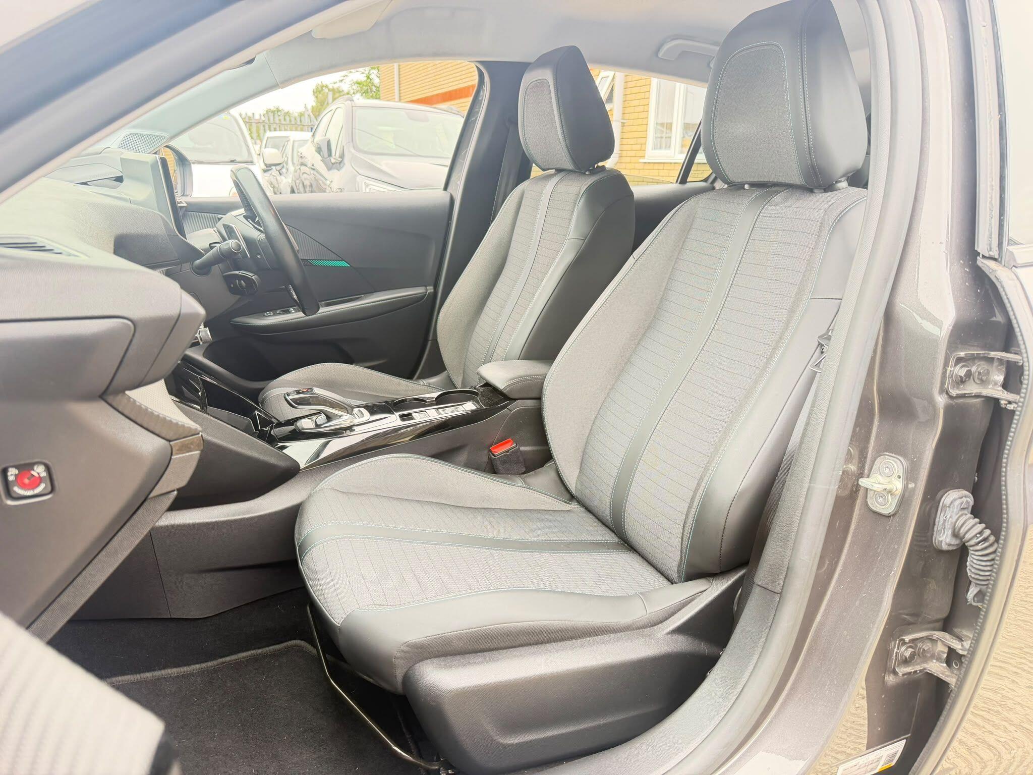 Peugeot 208 view 32