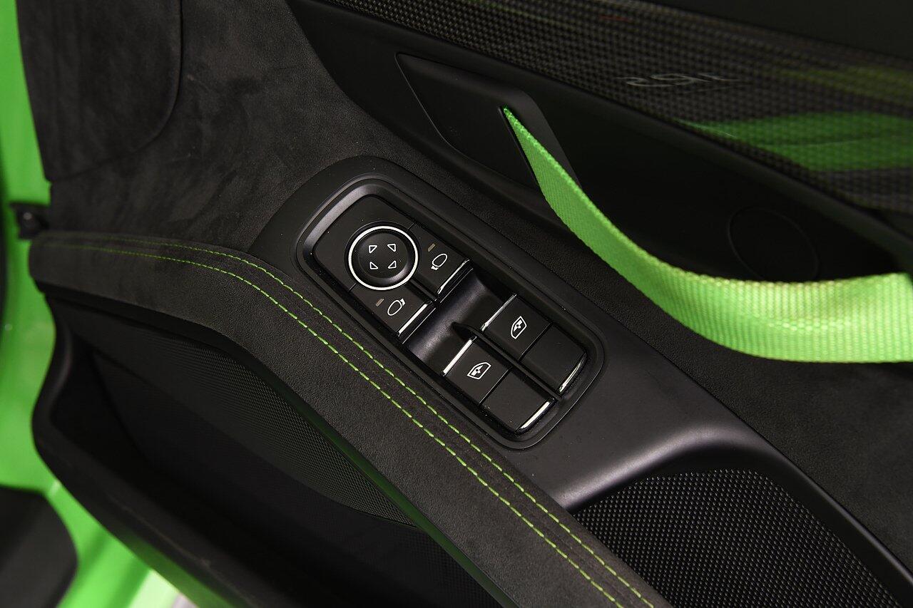 Porsche 911 view 30