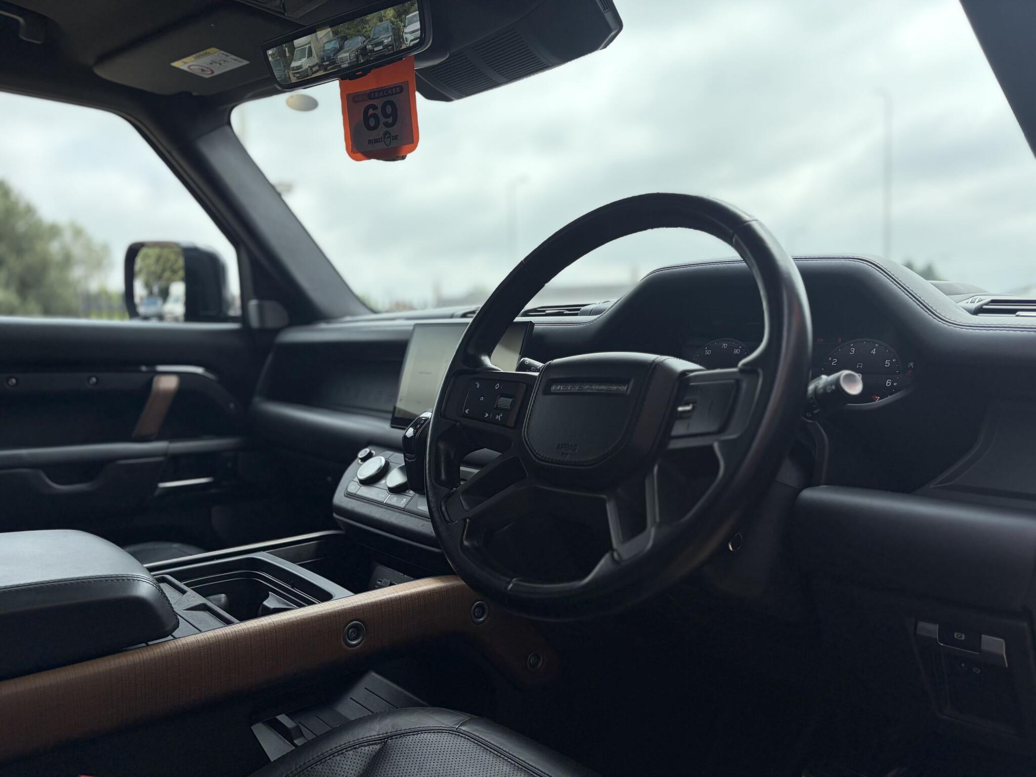 Land Rover Defender 130 view 14