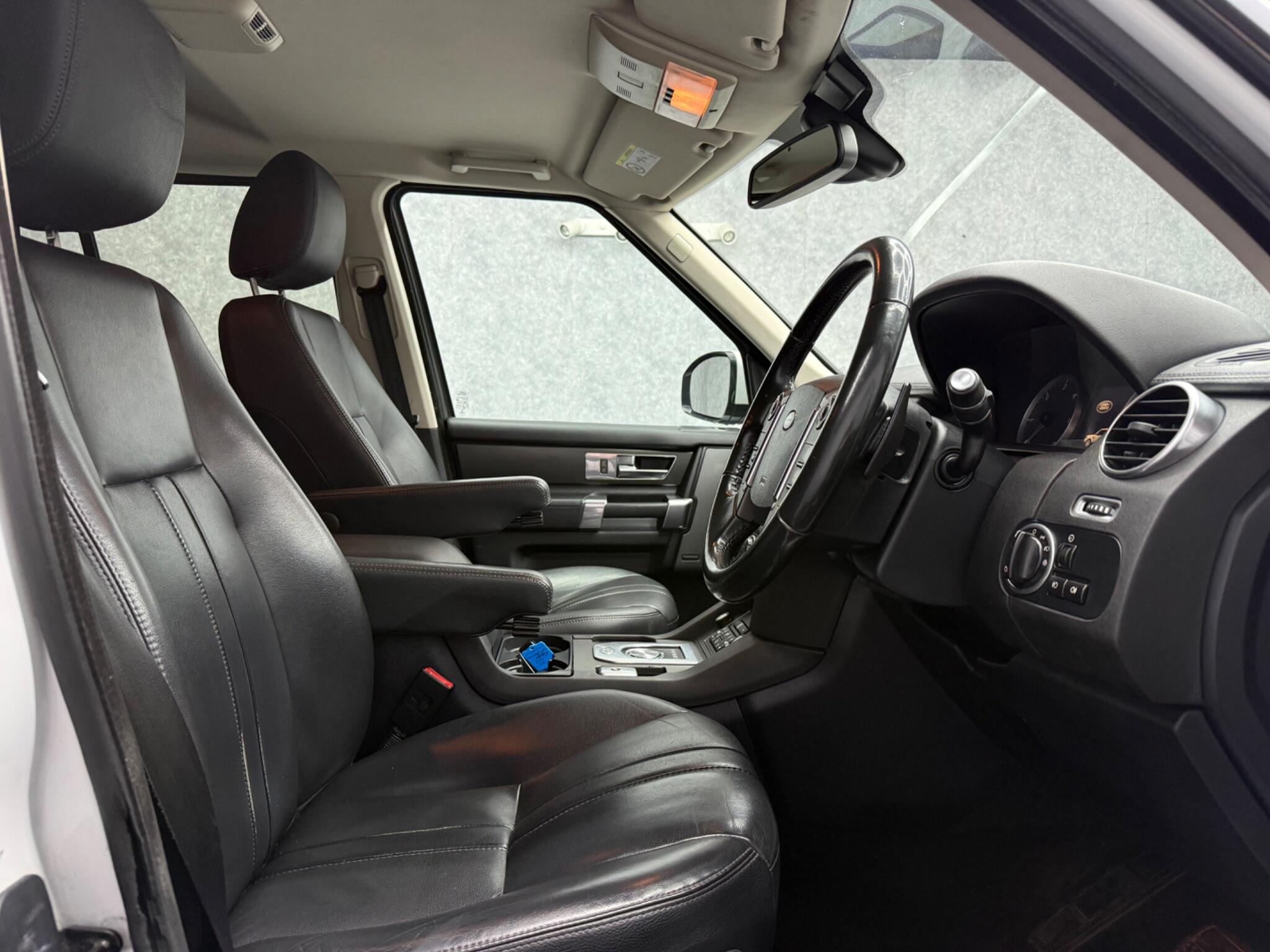 Land Rover Discovery 4 view 8