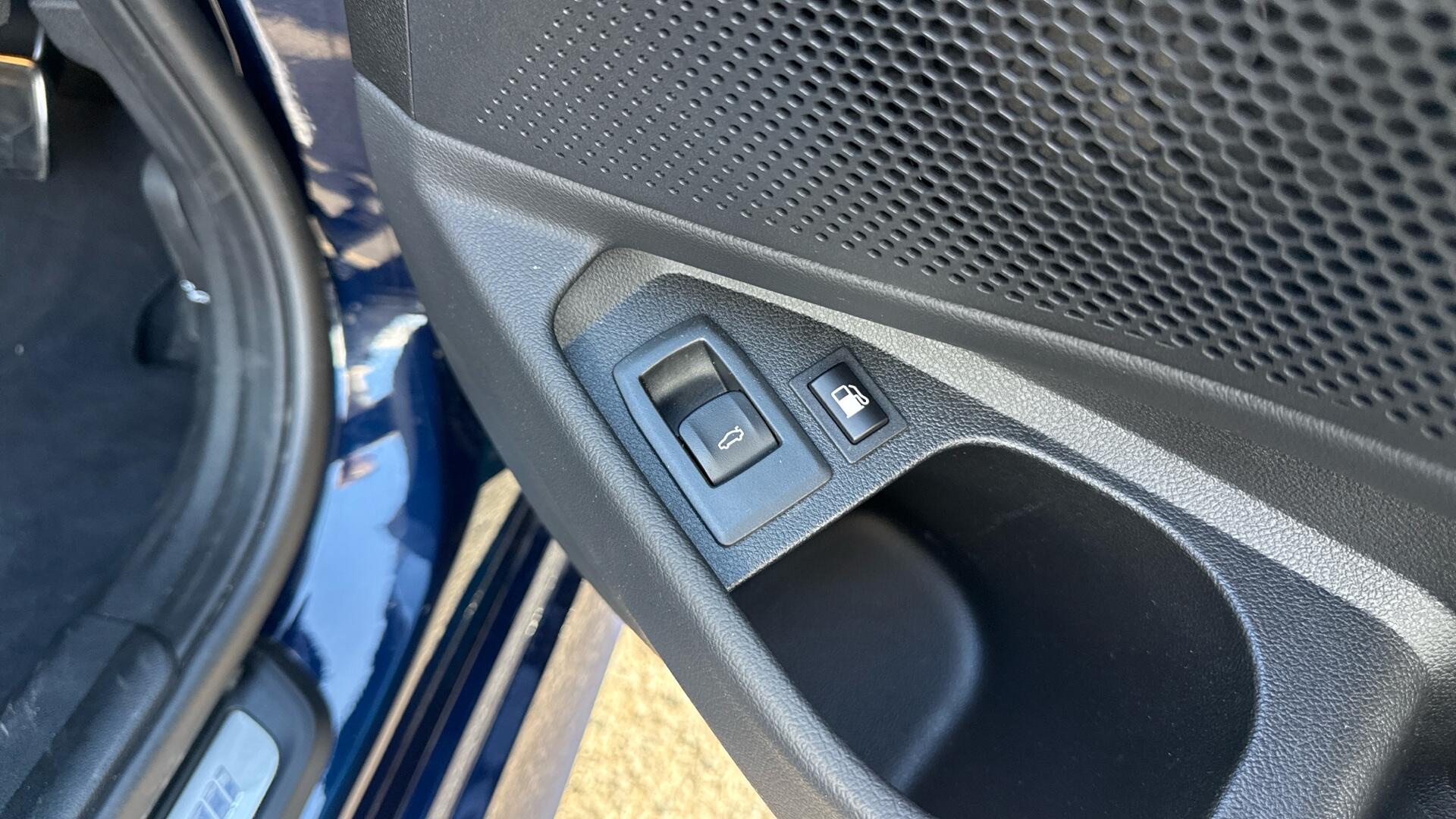 BMW 3 Series view 38