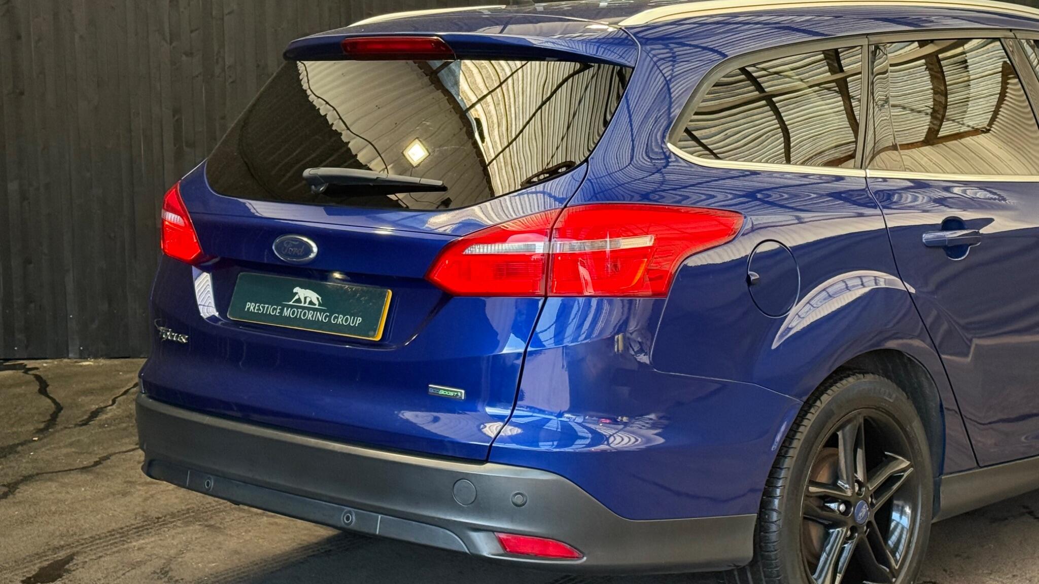 Ford Focus view 12