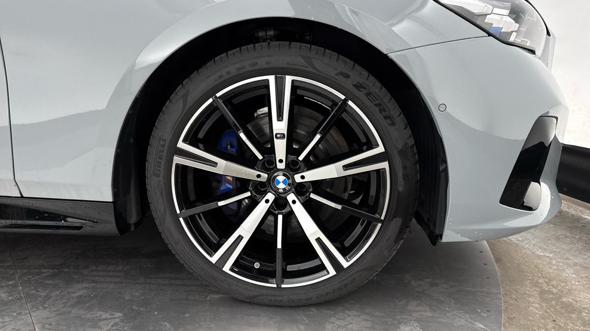 BMW 5 Series view 14