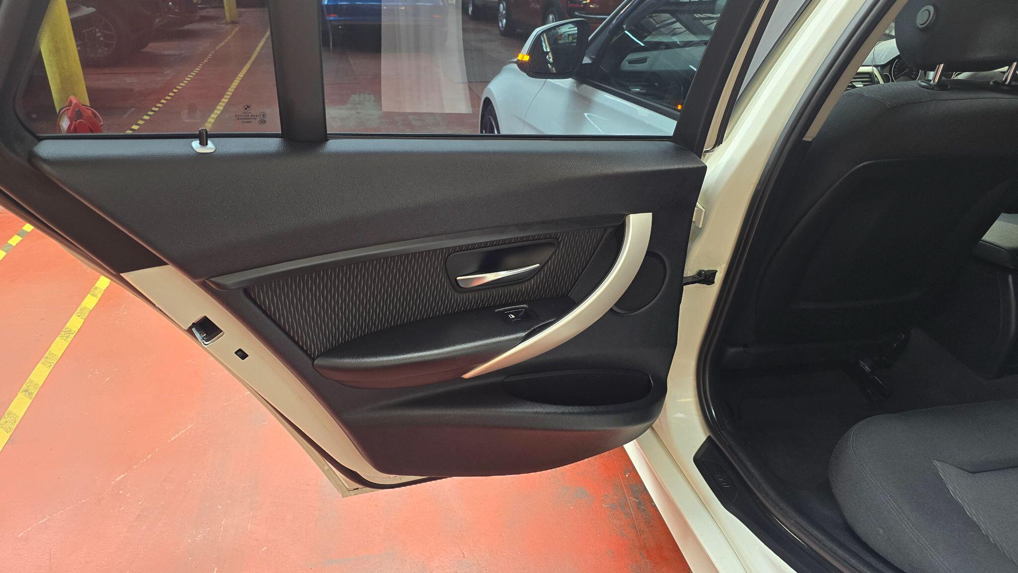 BMW 3 Series view 20