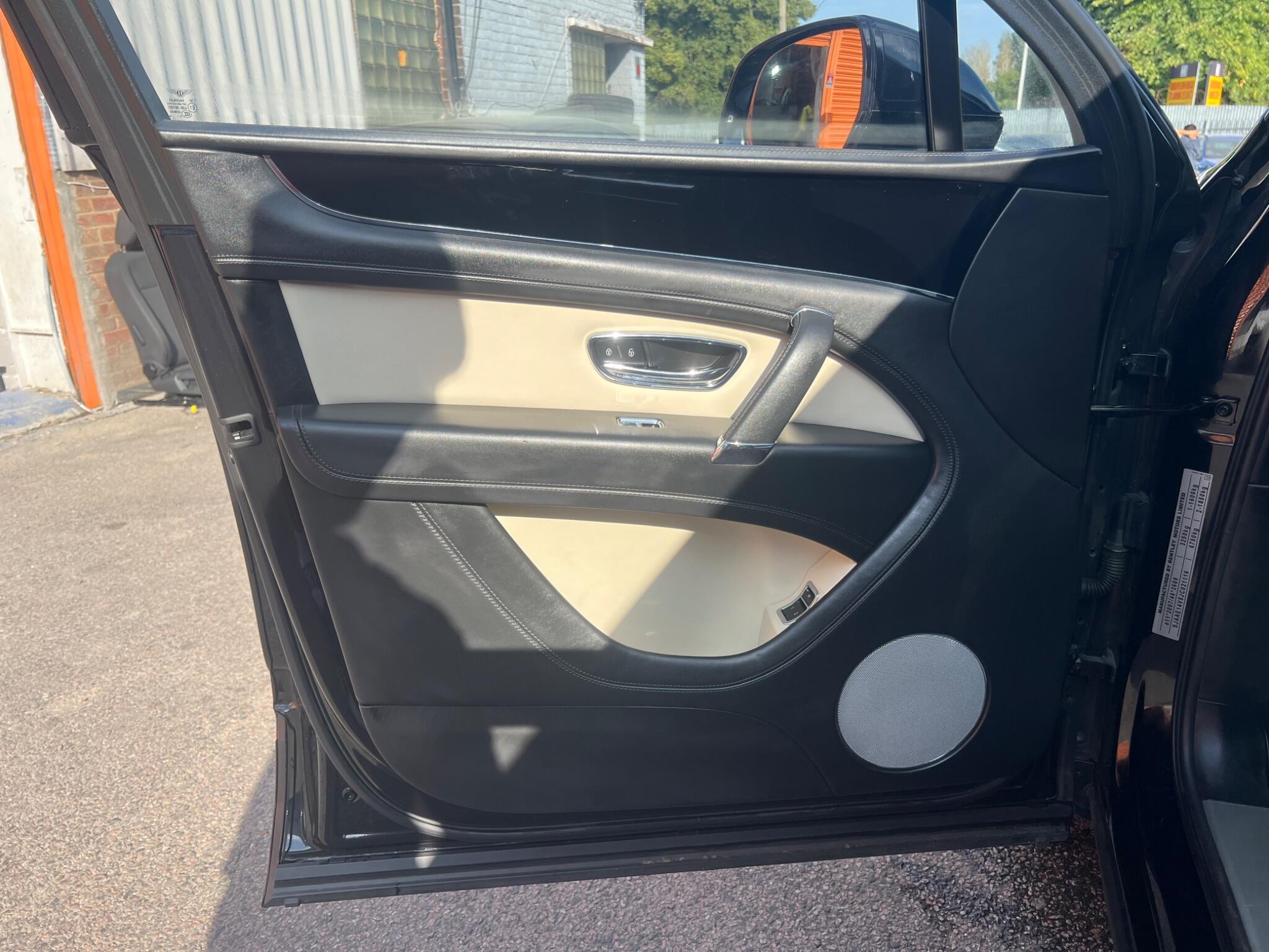 Bentley Bentayga view 40