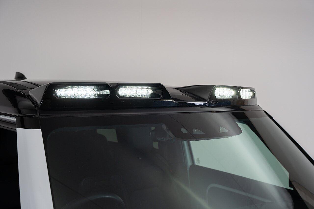 Land Rover Defender 90 view 28