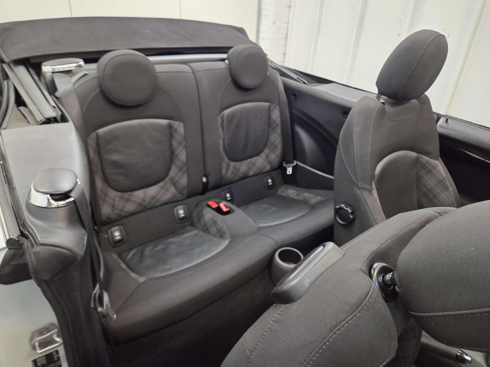 Mini Convertible view 29