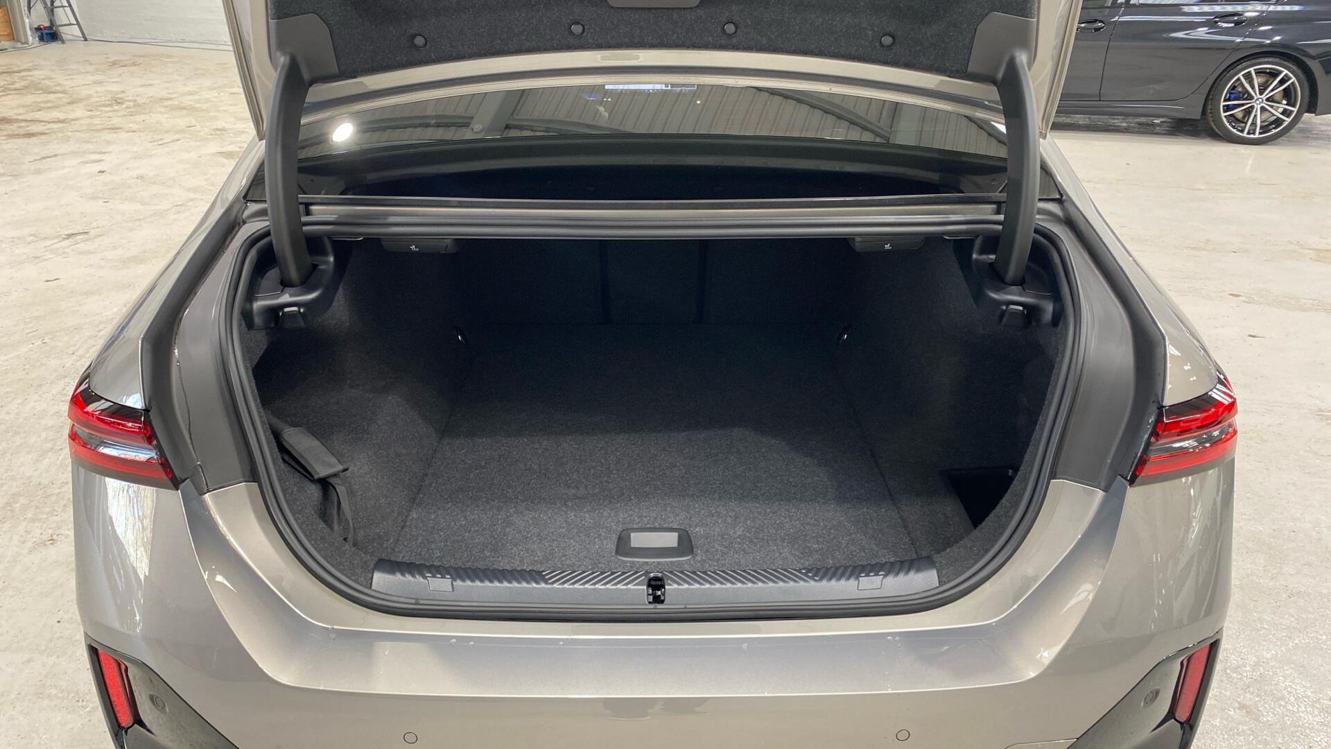 BMW i5 view 13