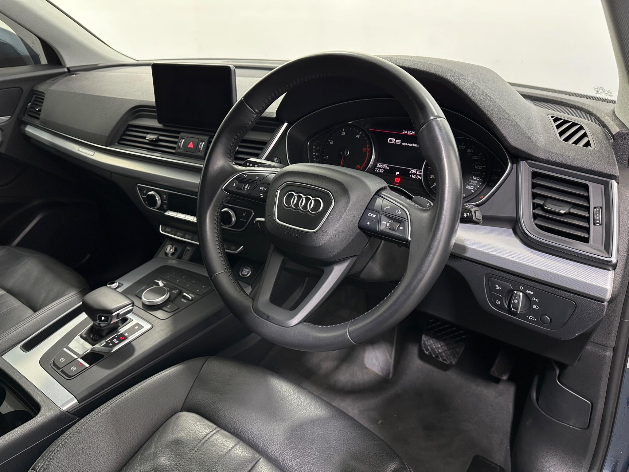 Audi Q5 view 11