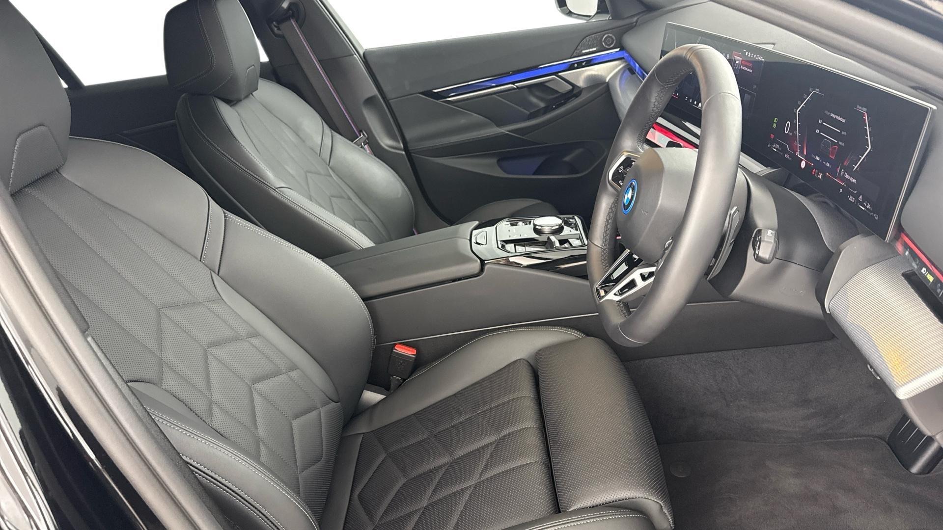 BMW 5 Series view 11