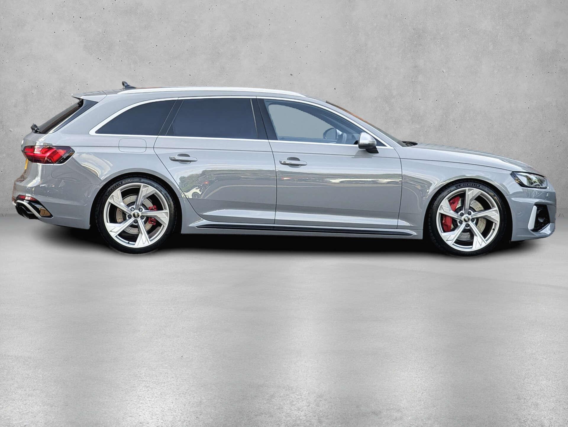Audi RS4 view 8