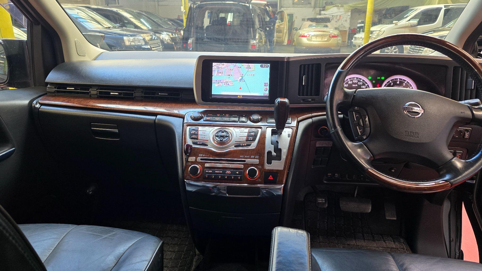 Nissan Elgrand view 3