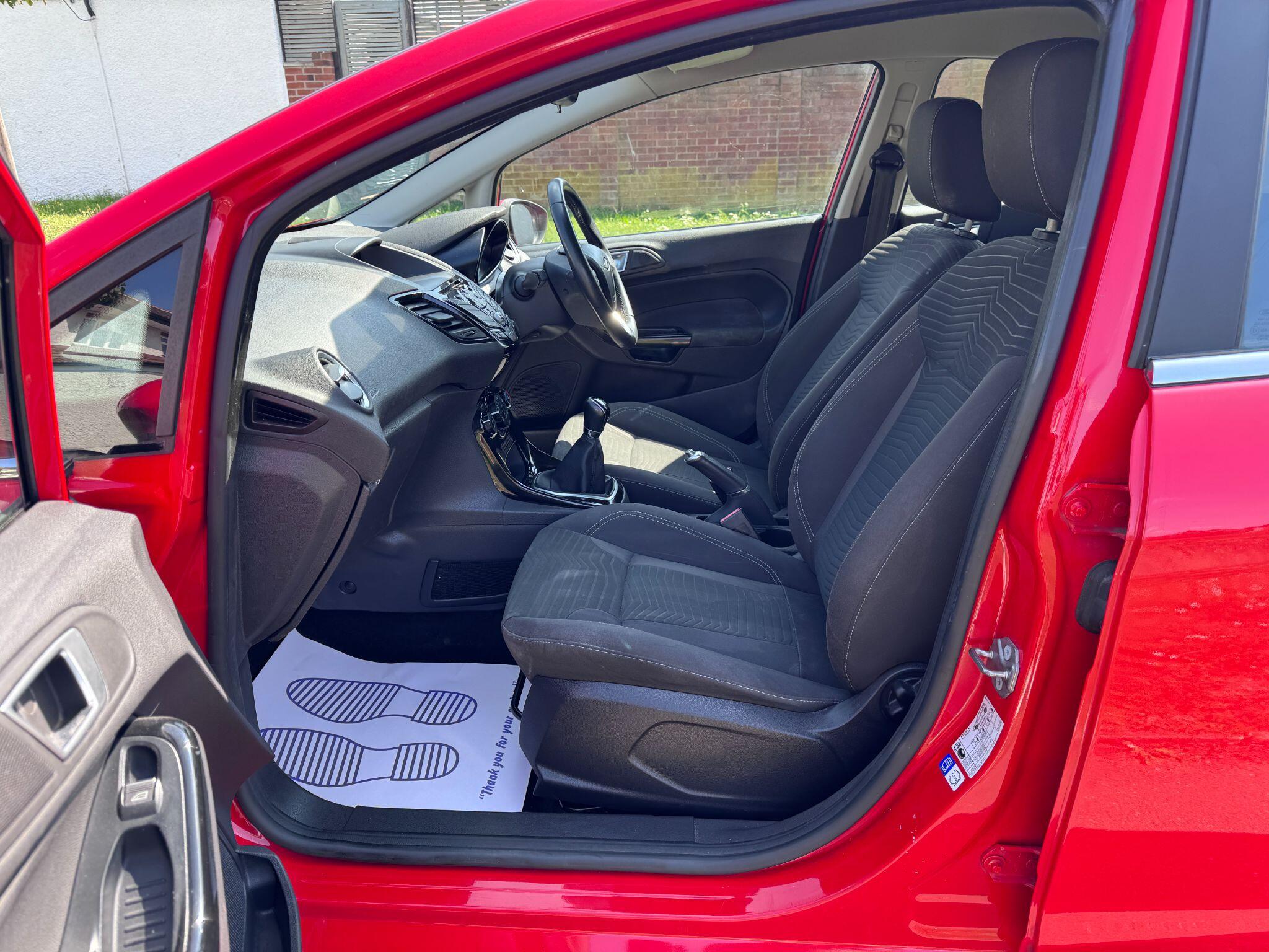 2015 Ford Fiesta image 38