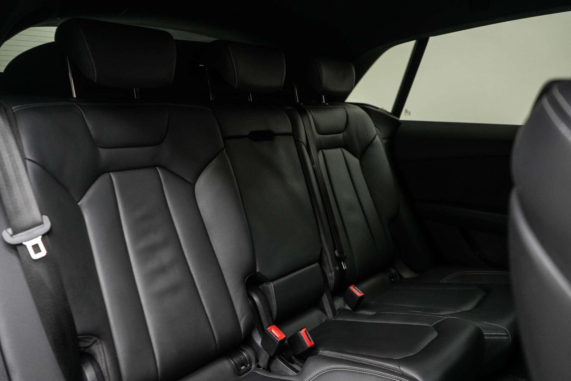 Audi Q8 view 23