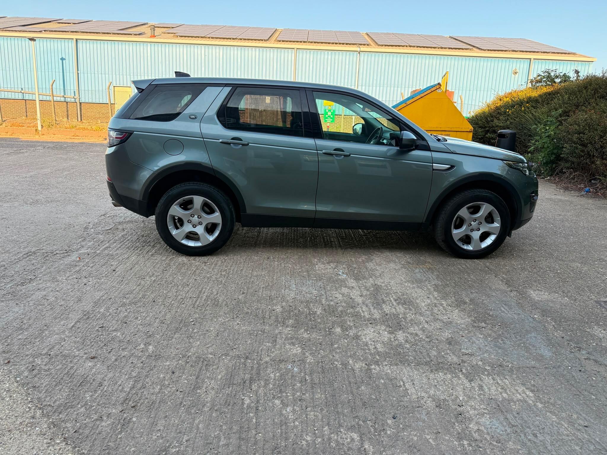 Land Rover Discovery Sport view 17