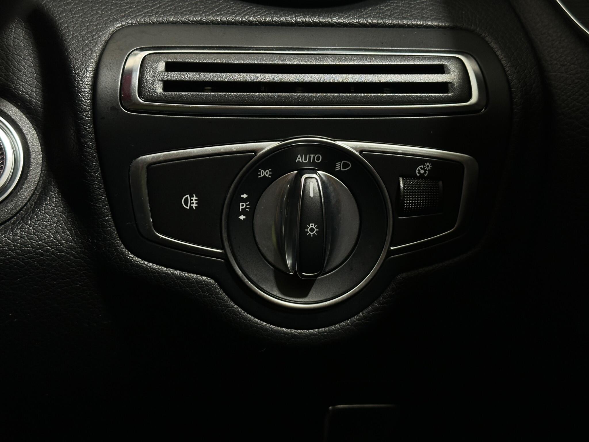 Mercedes-Benz C-Class view 17