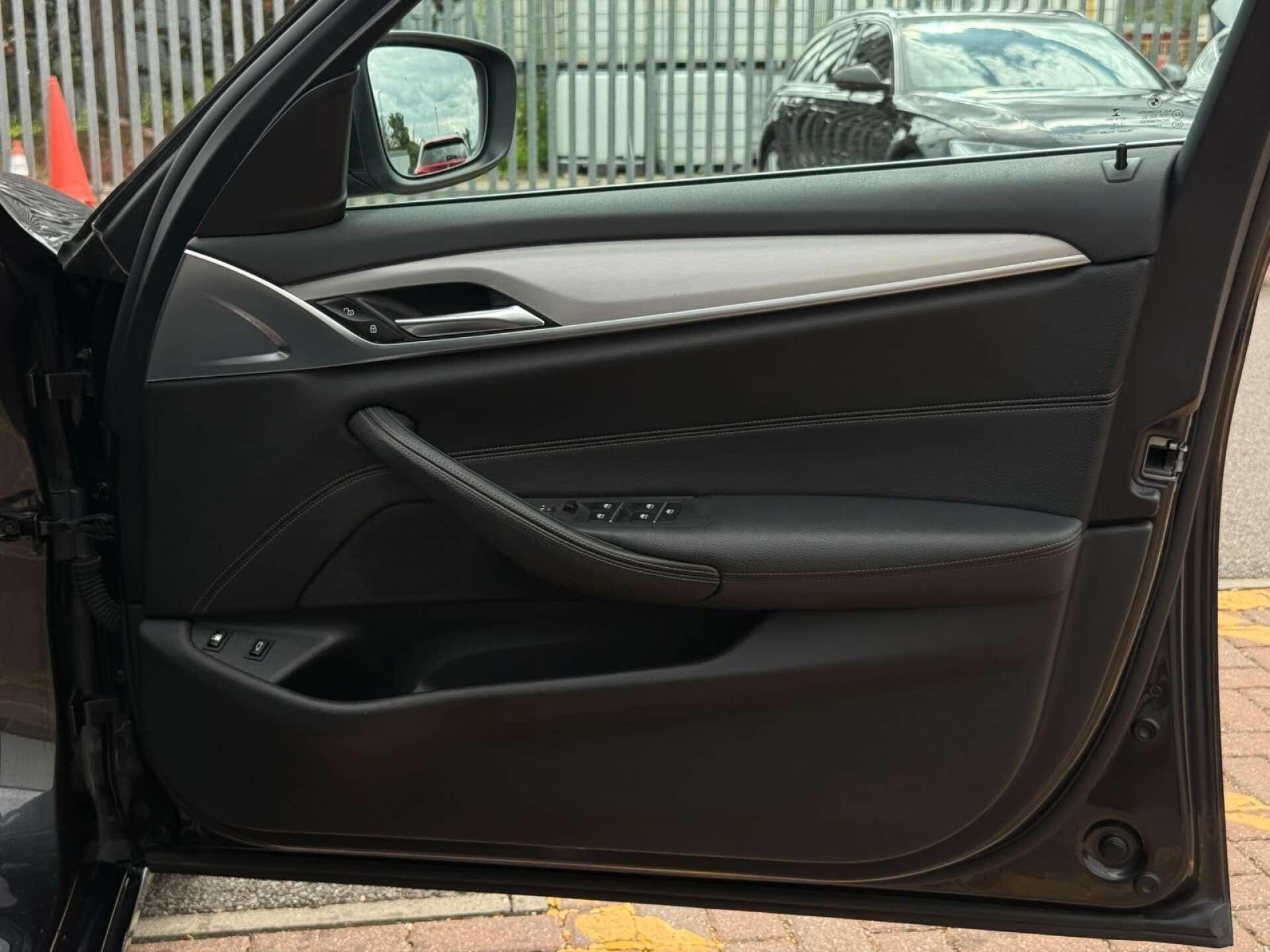 BMW 5 Series view 21
