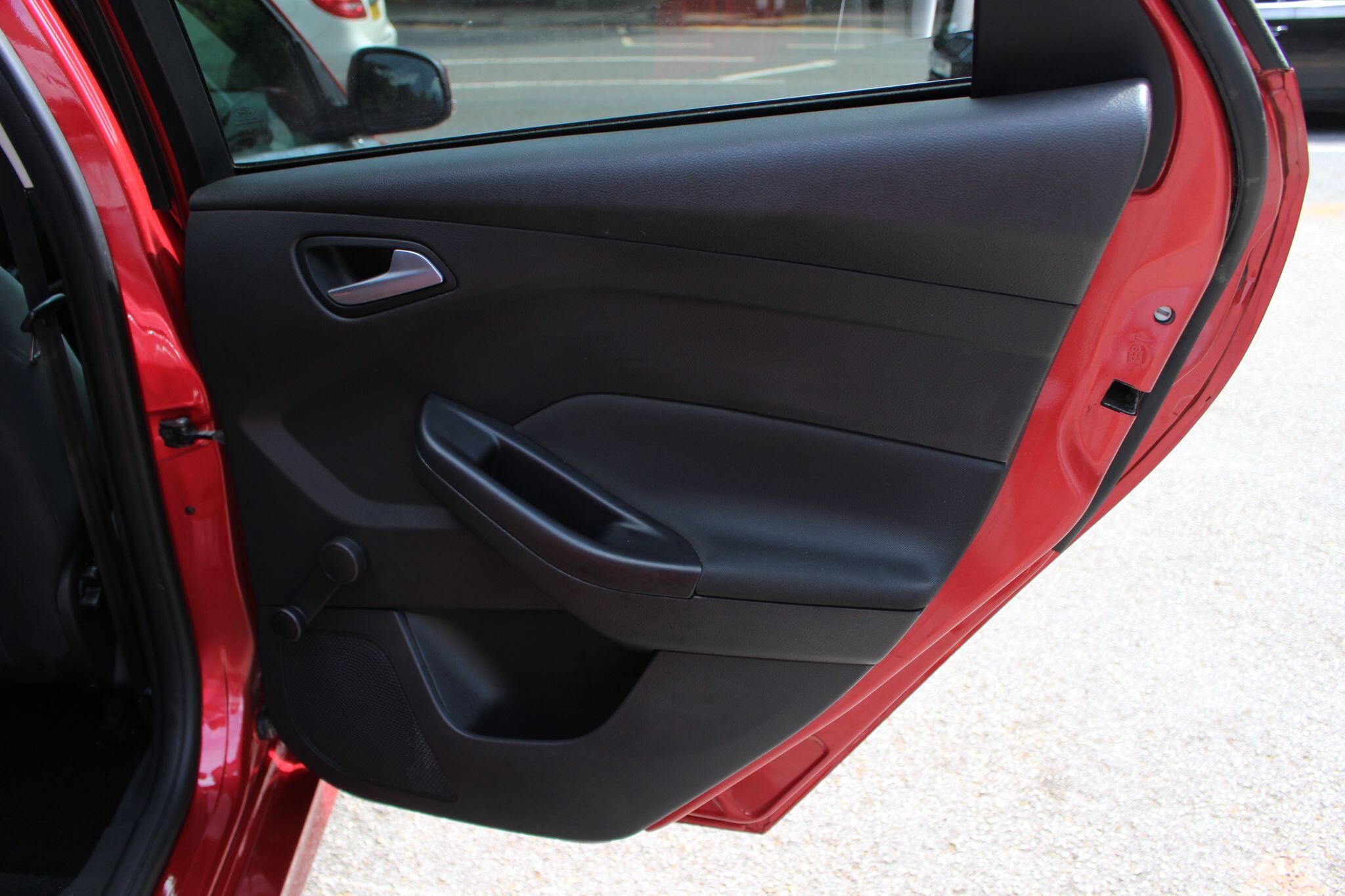 Ford Focus view 22
