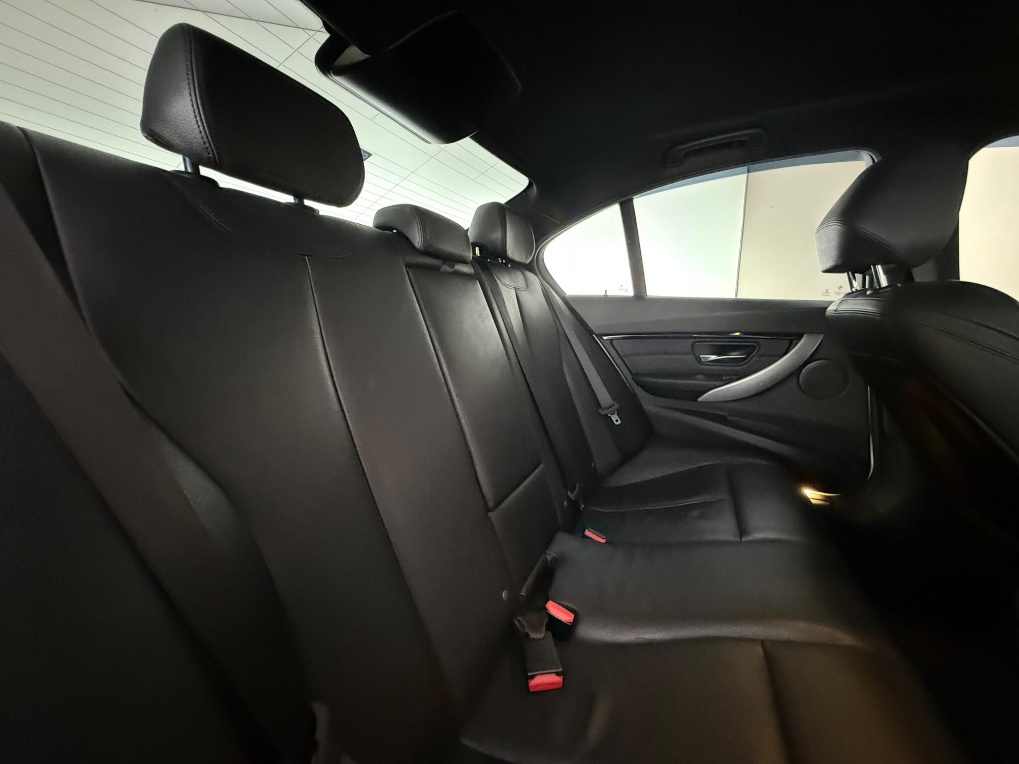 BMW 3 Series view 32