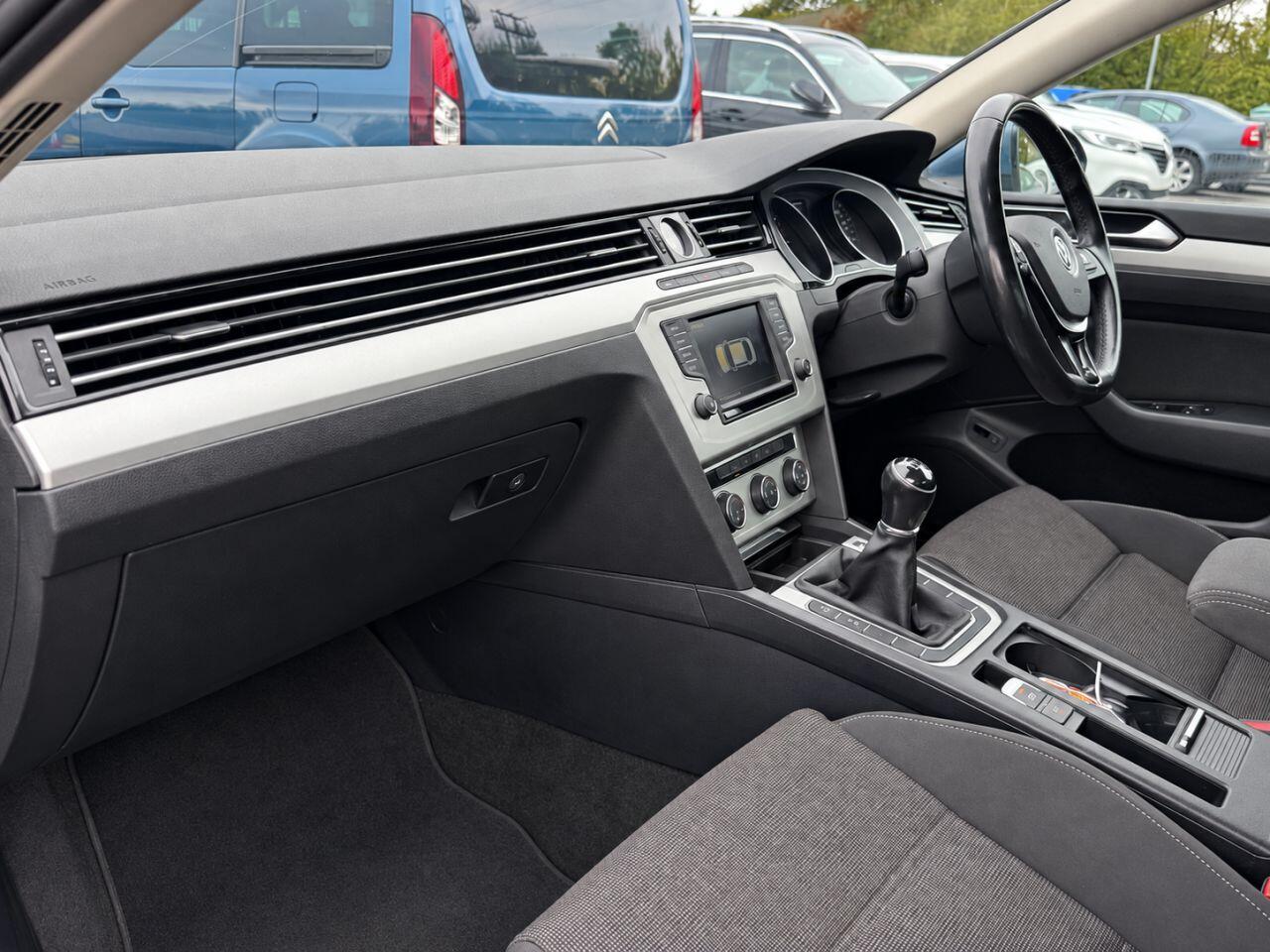 Volkswagen Passat view 26