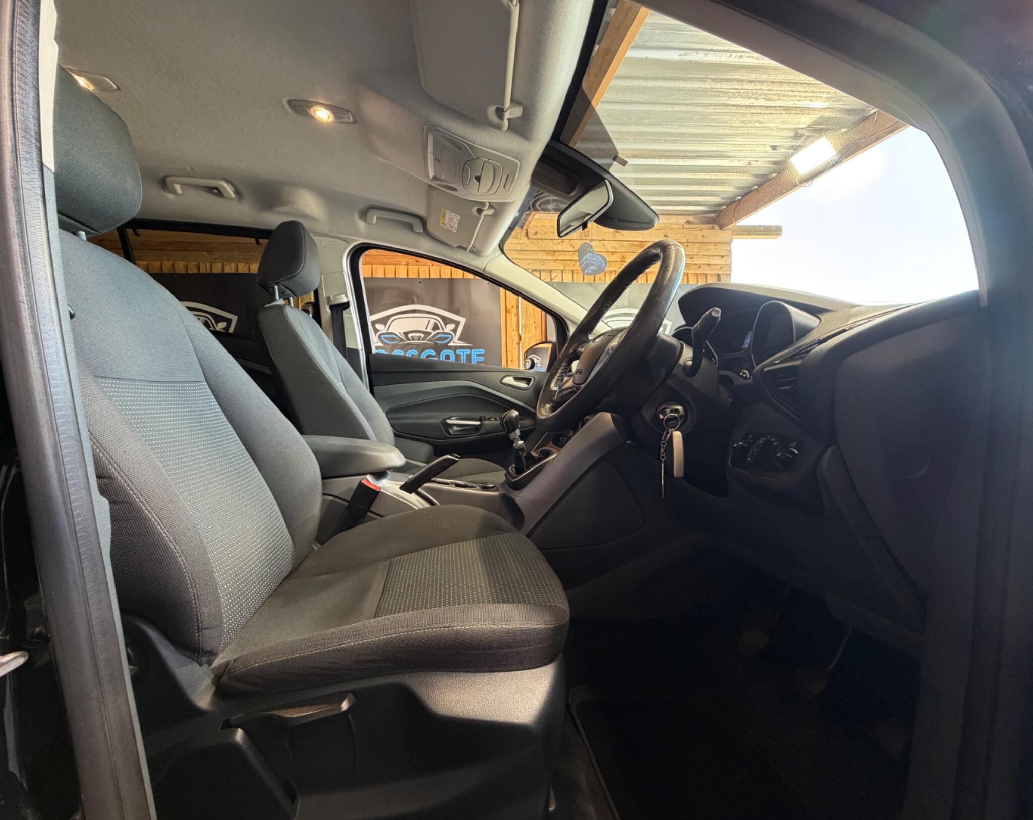 Ford Grand C-Max view 17
