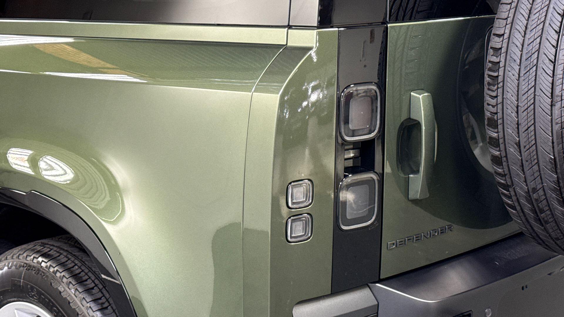 Land Rover Defender view 19