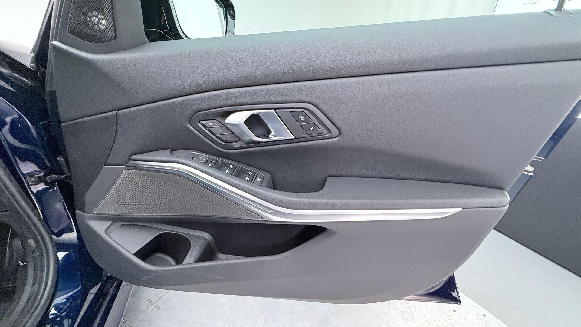 BMW 3 Series view 20