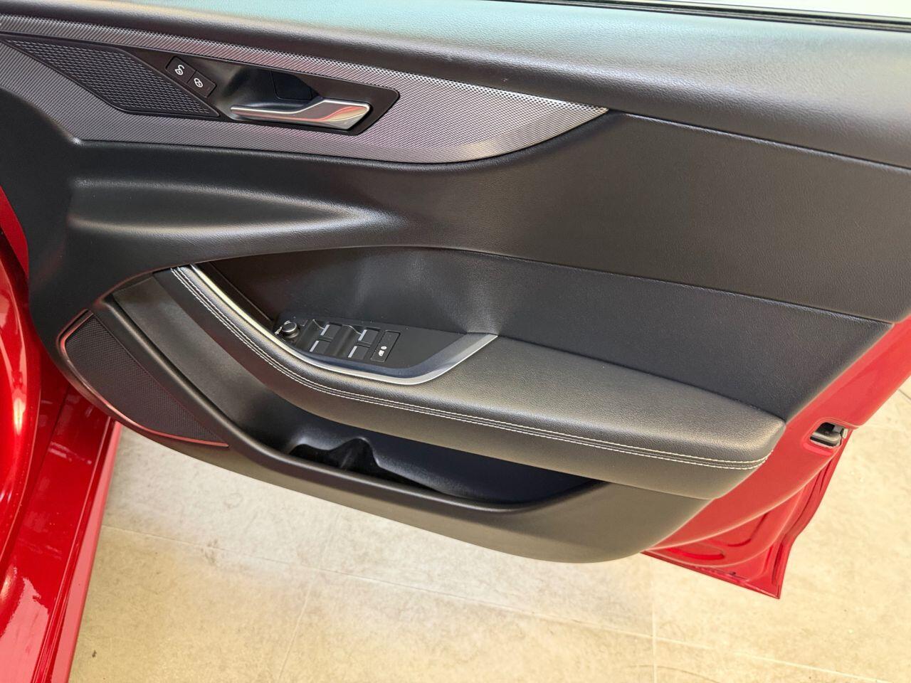Jaguar Xe view 37