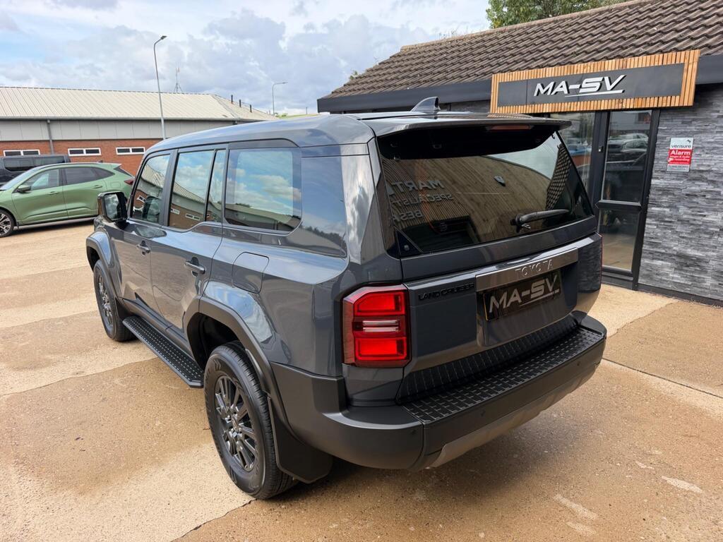 Toyota Land Cruiser view 4