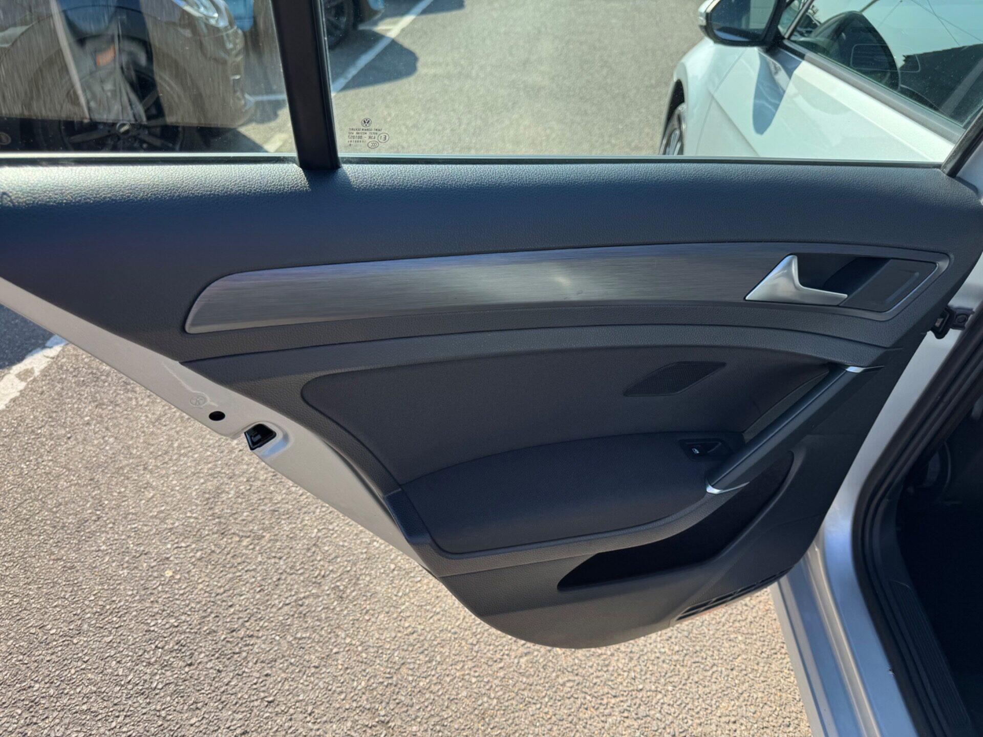 Volkswagen Golf view 9