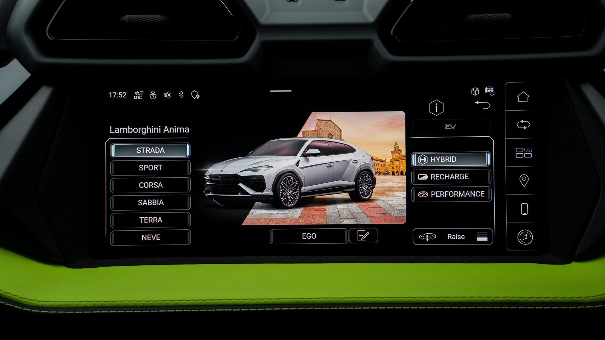 Lamborghini Urus view 31