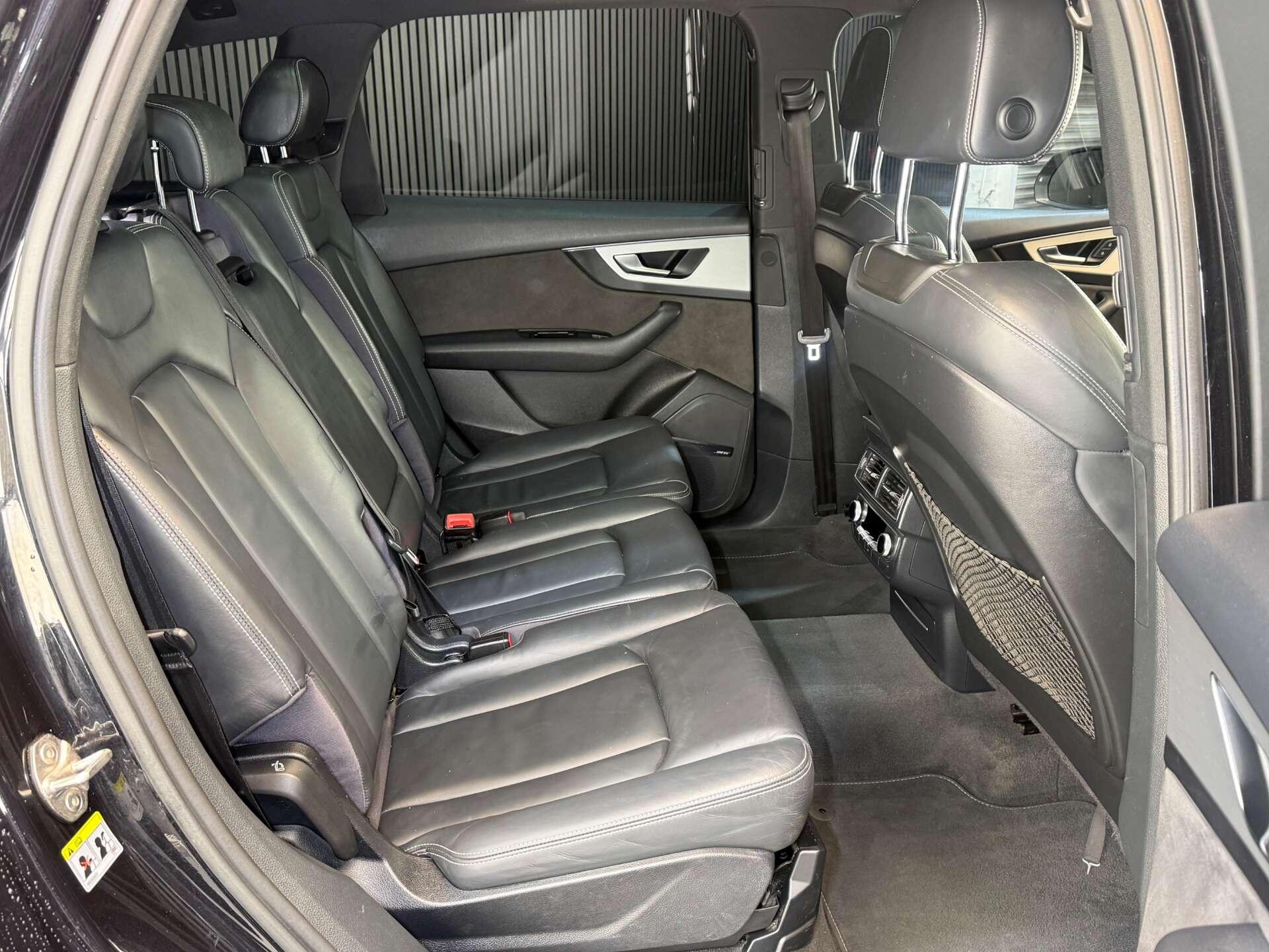 Audi Q7 view 18