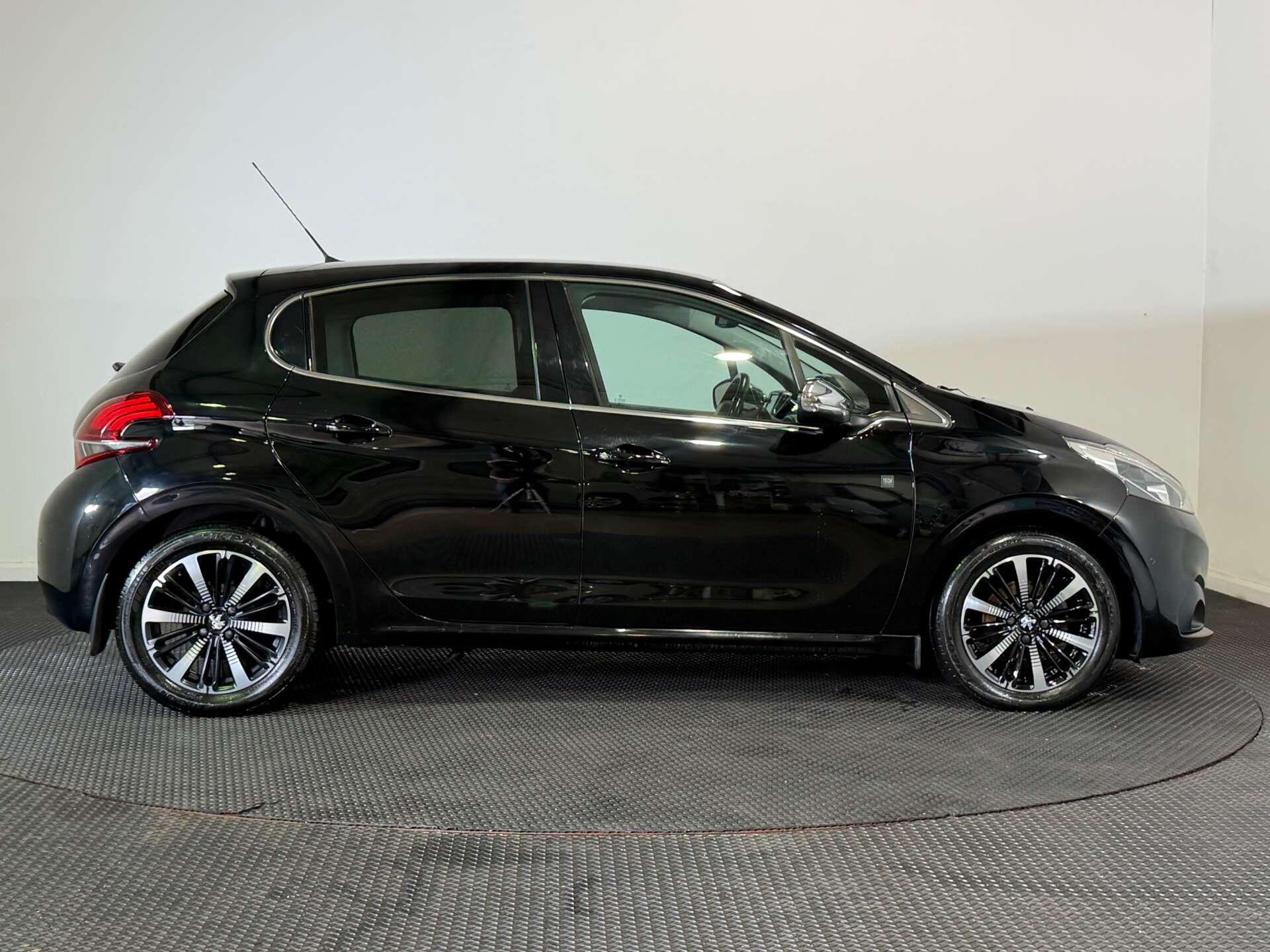 Peugeot 208 view 8