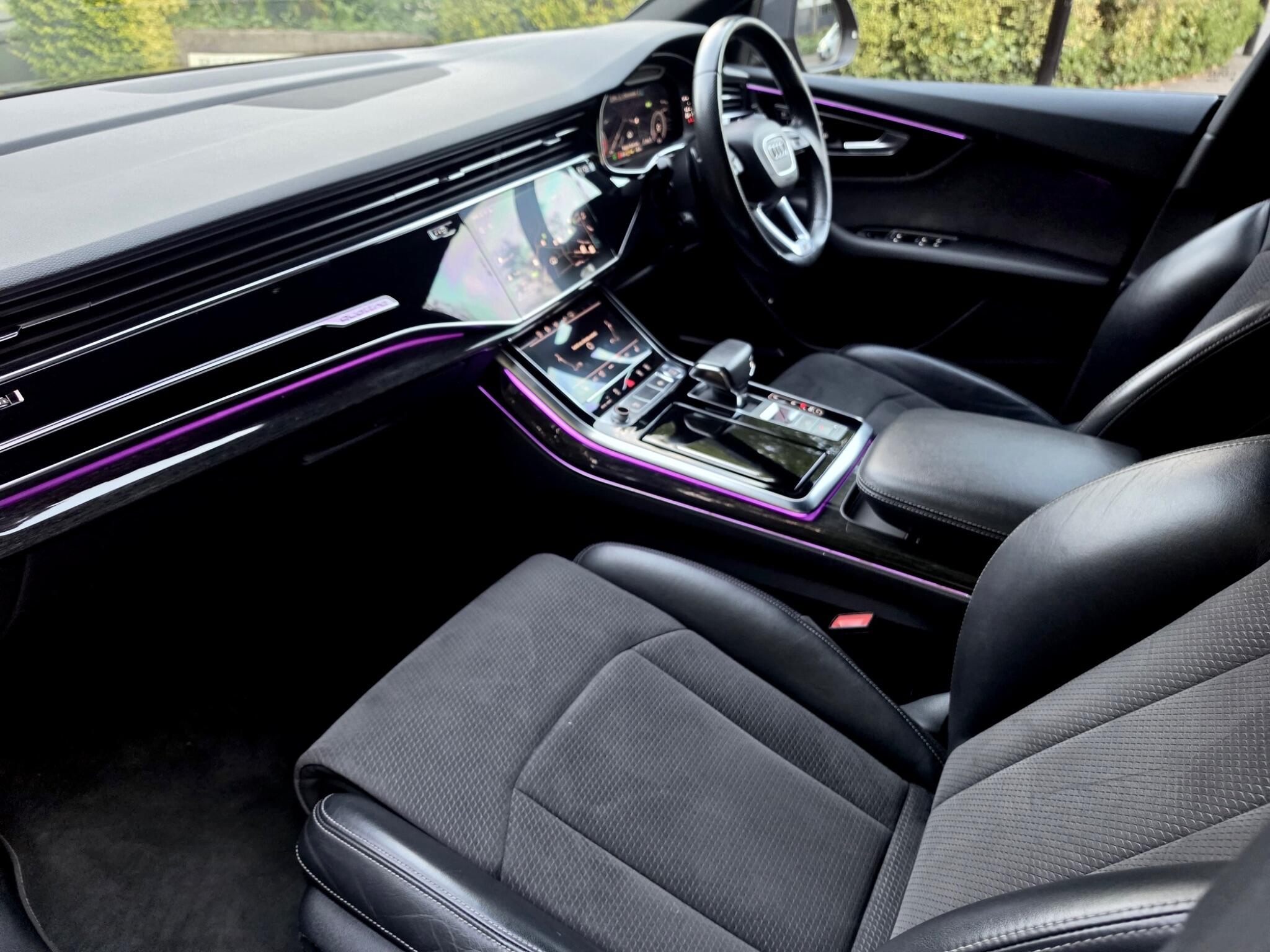 Audi Q8 view 10